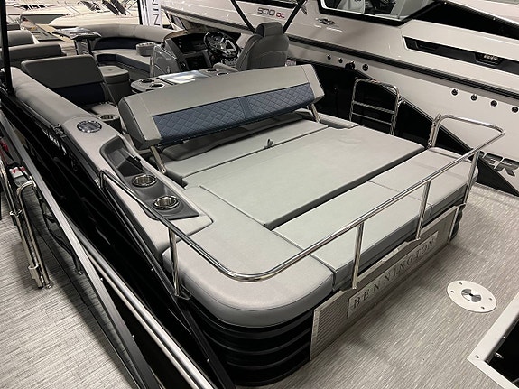 Bennington 23 L Swingback Yamaha F150 XCA Demo 8 of 10