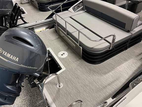 Bennington 23 L Swingback Yamaha F150 XCA Demo 7 of 10