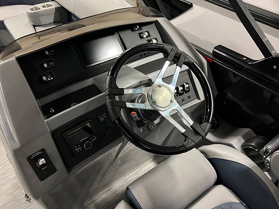 Bennington 23 L Swingback Yamaha F150 XCA Demo 10 of 10