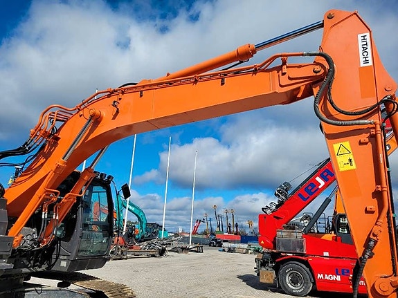 Hitachi ZX 225 US LC - 6 , Begagnad SÄLJES 12 of 24