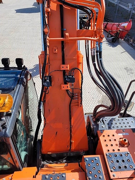 Hitachi ZX 225 US LC - 6 , Begagnad SÄLJES 13 of 24