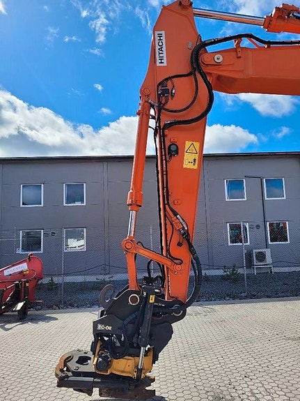 Hitachi ZX 225 US LC - 6 , Begagnad SÄLJES 9 of 24