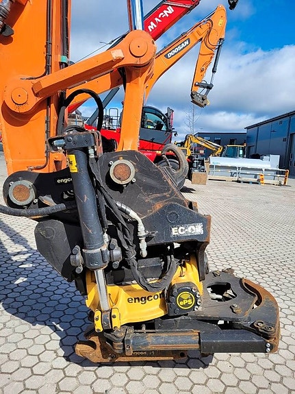 Hitachi ZX 225 US LC - 6 , Begagnad SÄLJES 7 of 24