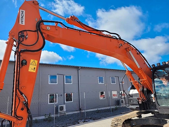 Hitachi ZX 225 US LC - 6 , Begagnad SÄLJES 10 of 24