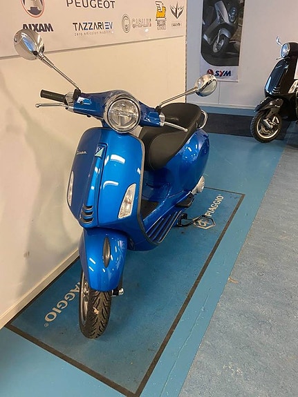 Vespa Primavera S 50 4T 2 of 3