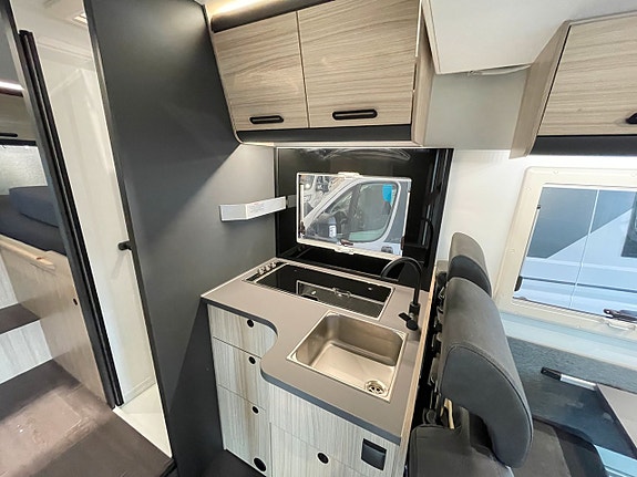 Sun Living S 75 SL B-körkort / 5 bältade platser / Automat 165hk / Taksäng 17 of 25