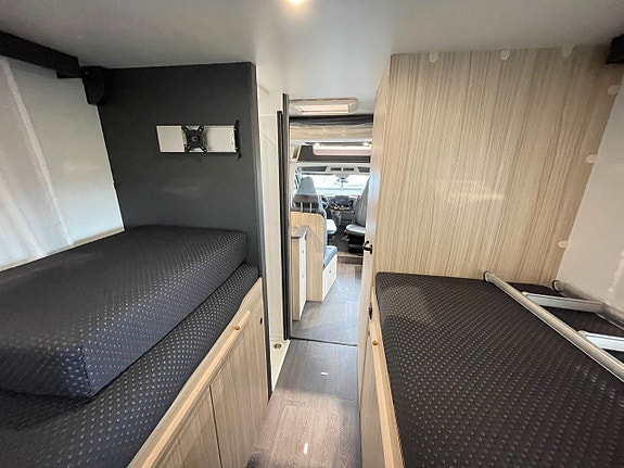 Sun Living S 75 SL B-körkort / 5 bältade platser / Automat 165hk / Taksäng 11 of 25