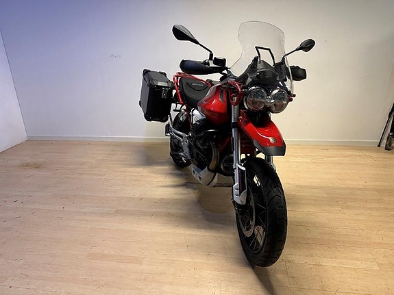Moto Guzzi V85 TT Evocative 2 of 4