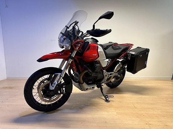 Moto Guzzi V85 TT Evocative 3 of 4