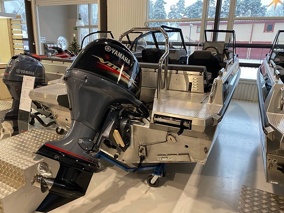Buster XL VMAX & Yamaha F115 -25 2 of 12