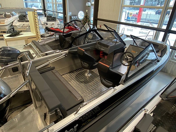 Buster XL VMAX & Yamaha F115 -25 4 of 12