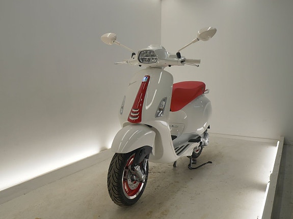 Vespa Sprint 50 "Bianco Rosso" 2 of 4