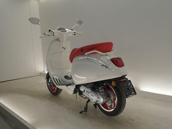 Vespa Sprint 50 "Bianco Rosso" 3 of 4