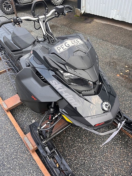 Ski-Doo Summit X 154 3 of 5
