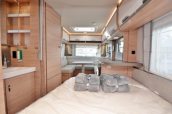 Knaus 450 FU Südwind 60 Years, Dubbelbädd 13 of 22