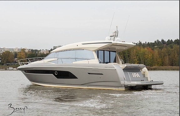 Prestige 520S 2 of 5