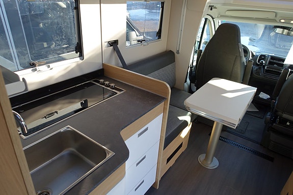 Adria Matrix Plus 670 DC 8 of 21