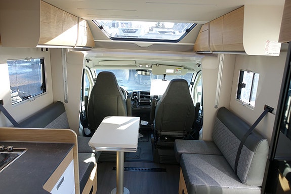 Adria Matrix Plus 670 DC 7 of 21