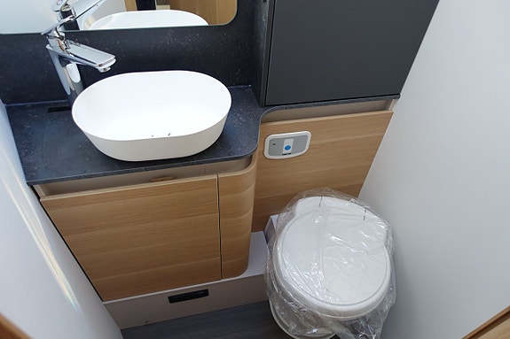 Adria Matrix Plus 670 DC 19 of 21