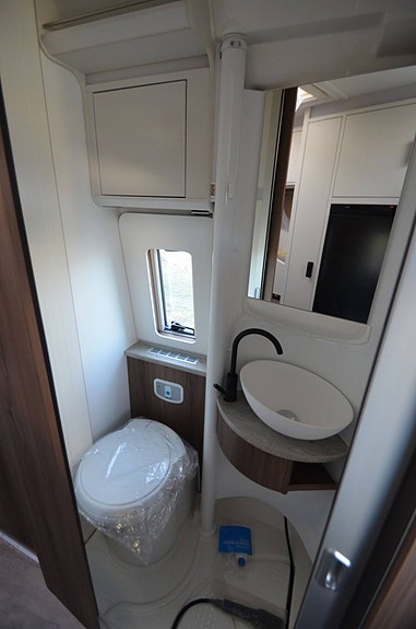 Kabe Travel Master Van 690 LB 19 of 21