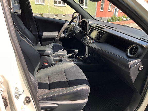 Toyota RAV4 10 of 13