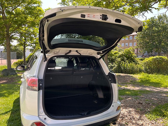 Toyota RAV4 7 of 13