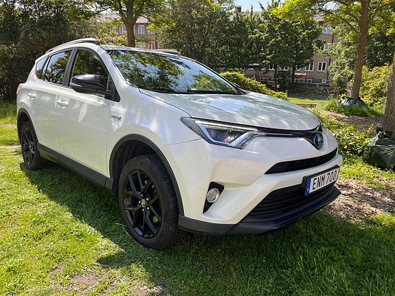 Toyota RAV4 2 of 13