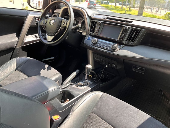 Toyota RAV4 9 of 13