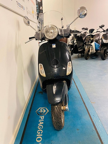 Vespa LX 125 4T 2005 2 of 4