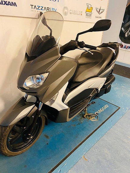 Yamaha X-Max 250 ABS 2 of 6