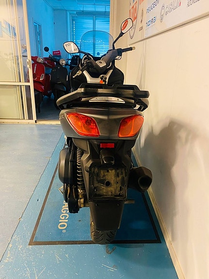 Yamaha X-Max 250 ABS 4 of 6