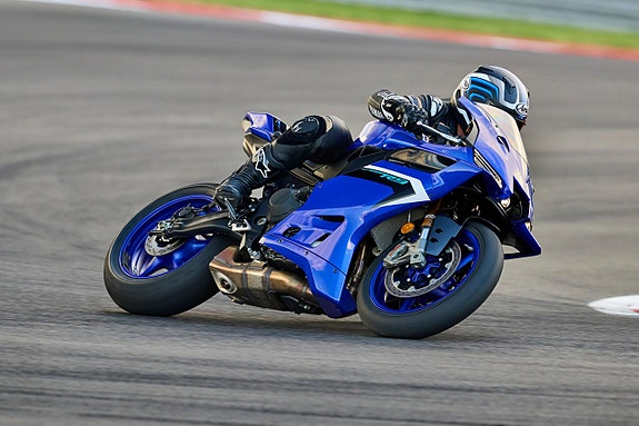 Yamaha R9 2 of 6