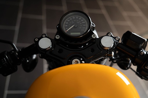 Harley-Davidson XL883N IRON Cafè Racer Roland Sands Design 16 of 18