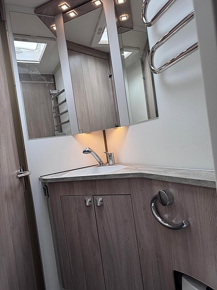 Kabe Imperial 600 XL KS Dubbelbädd Stor toa med duschkabin 10 of 15