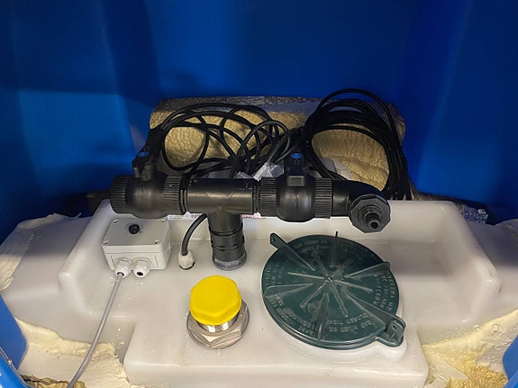 Älvestad-Tanken isolerad dricksvattentank 1200L med pump 2 of 3