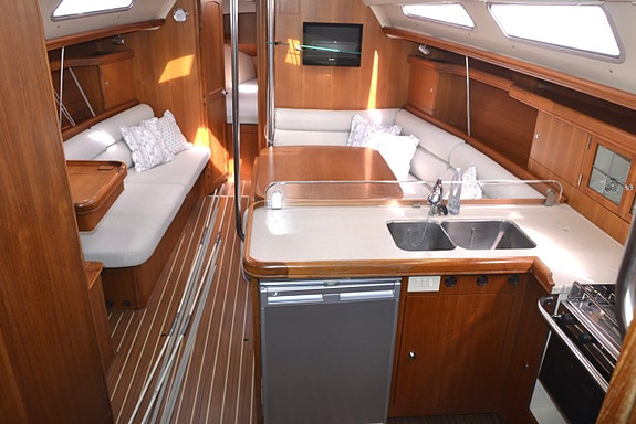 Hunter 38 - 3 Cabin