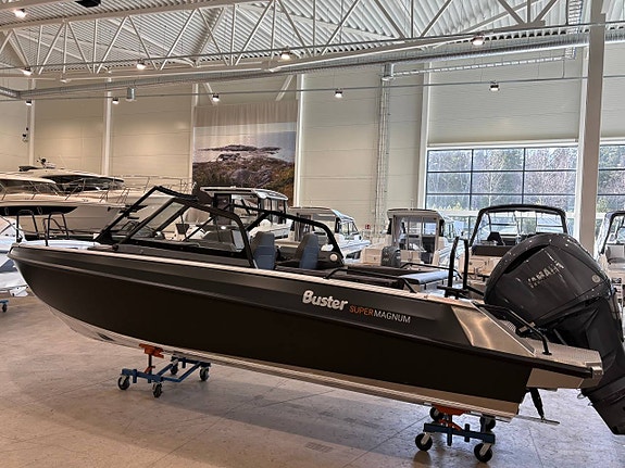 Buster Supermagnum 2025 med F350 XSA Black edition Joystick