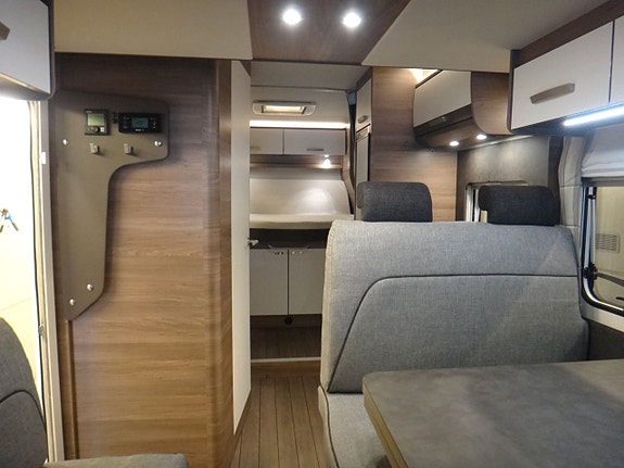 Knaus Live Wave 700 MX " Queensbed " taksäng " elpatron " 3 of 19
