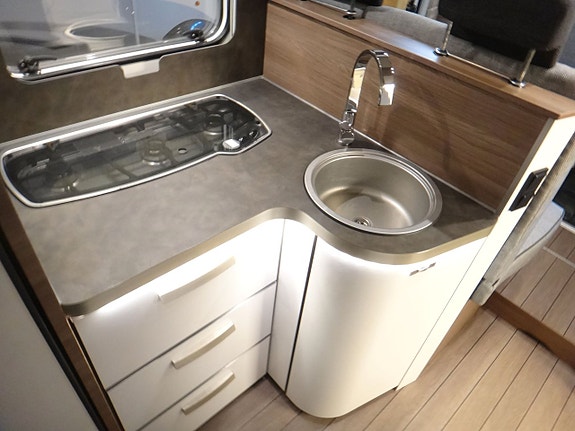 Knaus Live Wave 700 MX " Queensbed " taksäng " elpatron " 4 of 19