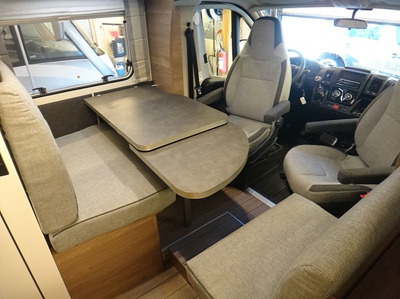 Knaus Live Wave 700 MX " Queensbed " taksäng " elpatron " 2 of 19