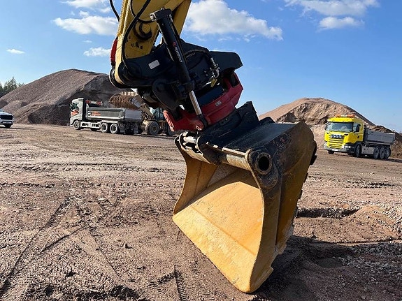 Komatsu HB 365LC-3E0 7 of 14