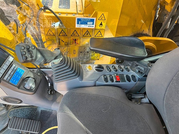 Komatsu HB 365LC-3E0 11 of 14