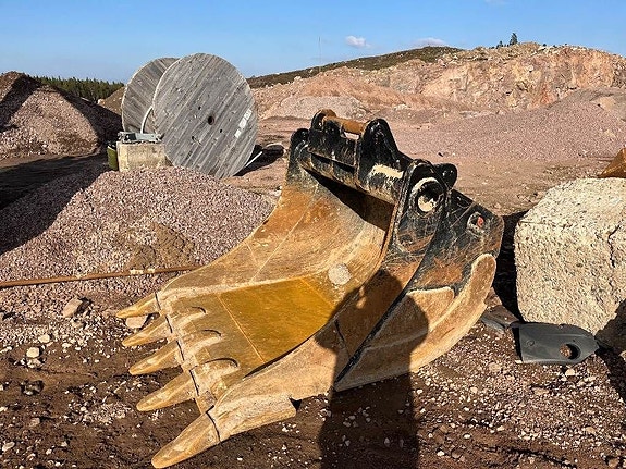 Komatsu HB 365LC-3E0 9 of 14
