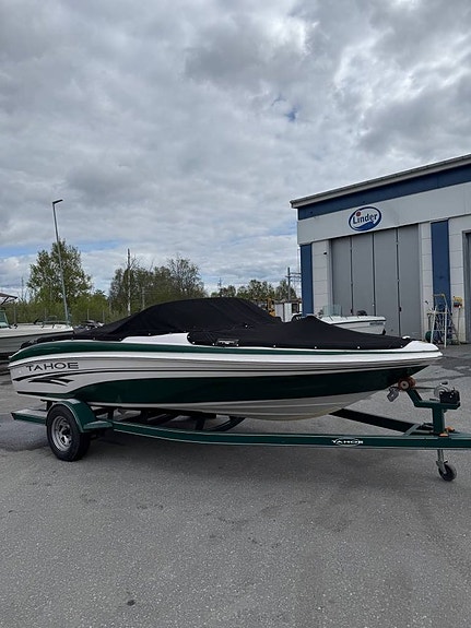 Tahoe Q4 (2004) + Mercruiser 4,3L (220 HK) bowrider , fräsch 2 of 5
