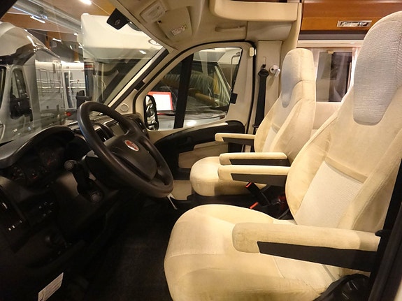 Rapido 665 F " Låga enkelsängar " toa bak " Alde " 18 of 25