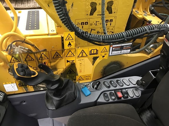 Komatsu PC 240 LC-11E0 14 of 16