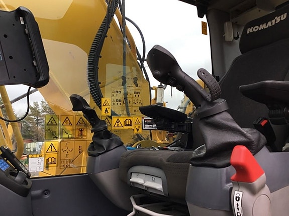 Komatsu PC 240 LC-11E0 13 of 16