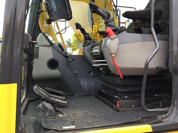 Komatsu PC 240 LC-11E0 12 of 16