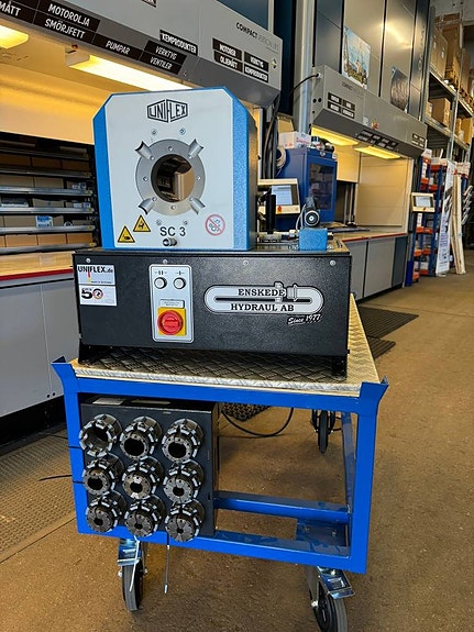 Slangpress på rullande bord med slangkap