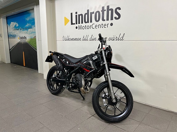 Rieju MRT SM Low Black Edition 2 of 3